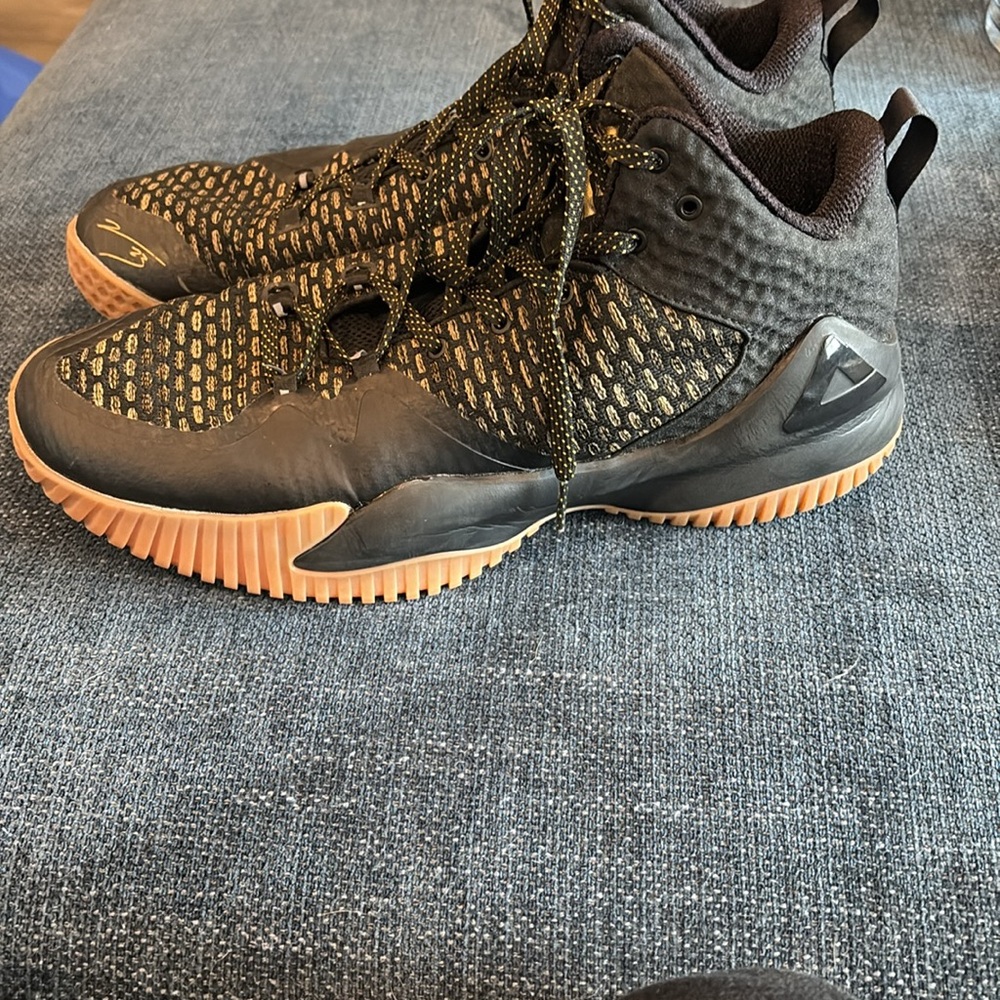 PEAK basketball shoes Men's Black and Gold Athletic Shoes
